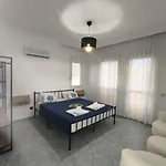 Large With Private Heated Outdoor Pool Βίλα Φετιγιέ