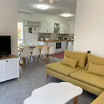 Large With Private Heated Outdoor Pool Vilă