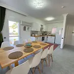 Large With Private Heated Outdoor Pool Φετιγιέ