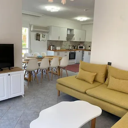 Large With Private Heated Outdoor Pool Вилла