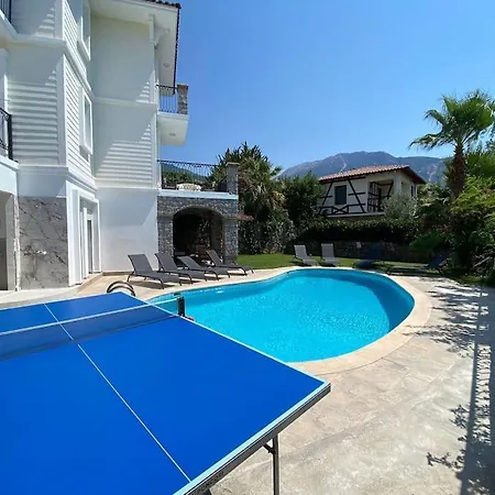 Large With Private Heated Outdoor Pool Вилла *
